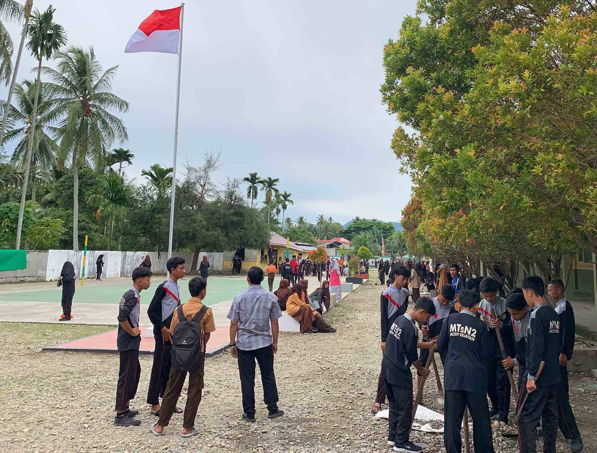 MTsN 2 Aceh Selatan Gelar Gotong Royong Wujudkan Kemenag ASRI