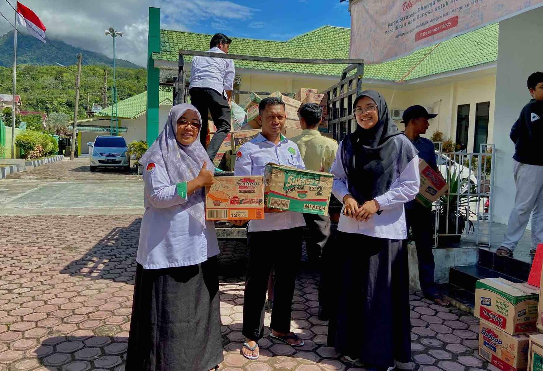 MTsN 2 Aceh Selatan Serahkan Donasi untuk Korban Banjir dan Longsor di Aceh