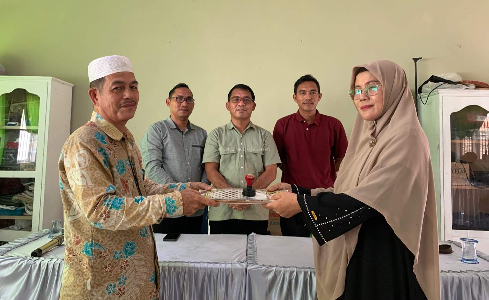Serah Terima Jabatan Kepala Tata Usaha MTsN 2 Aceh Selatan, H. Adiguna Periode 2013-2026 Kepada Nur Aidar, S.Ag. Periode 2026 s/d Selesai